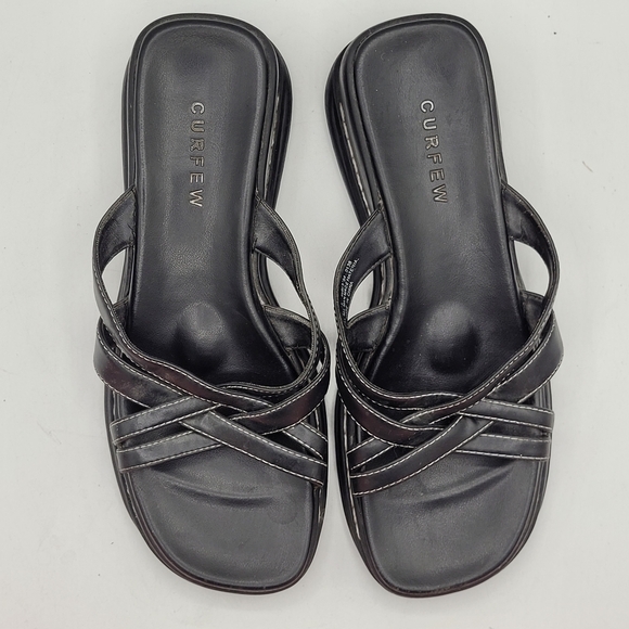 Curfew black leather 2.25" wedge slide sandals W/ criss-cross straps Size 7.5 - Picture 15 of 16
